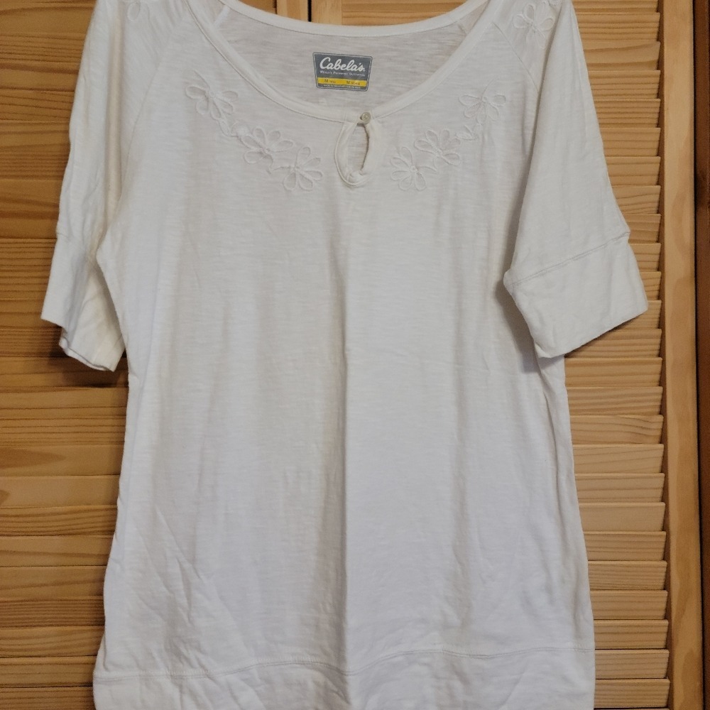 Cabela's Woman's Tee Shirt Size Medium white embordery detail 1/4 sleeves